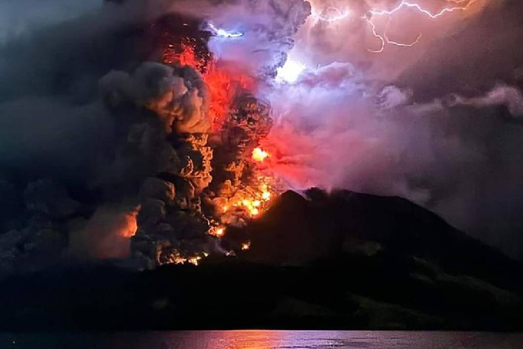 Video: Volcán Ruagn hace erupción en Indonesia; imágenes impactantes