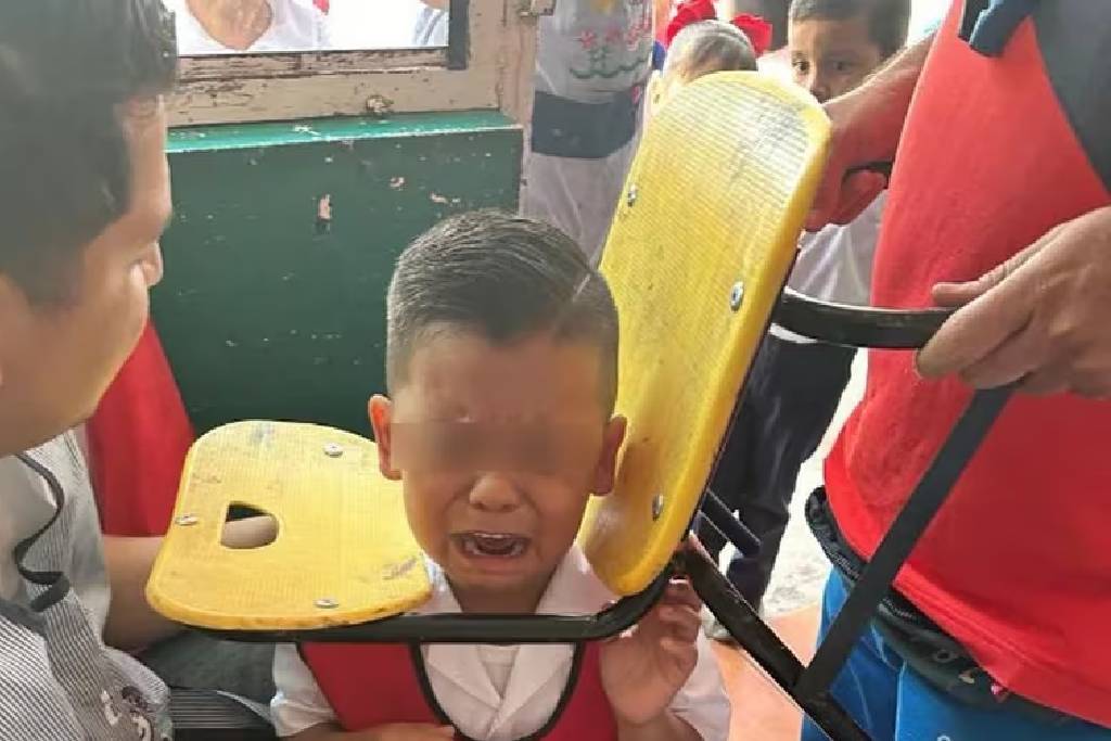 Niño se atora en una silla del Kínder, su madre los expone en Redes Sociales 